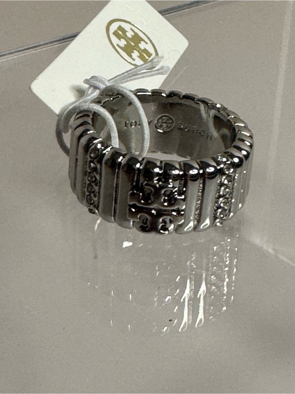 Tory Burch Britten Pave Crystal
Textured Logo Silver-Toned Band Ring Size 8 - Picture 10 of 11